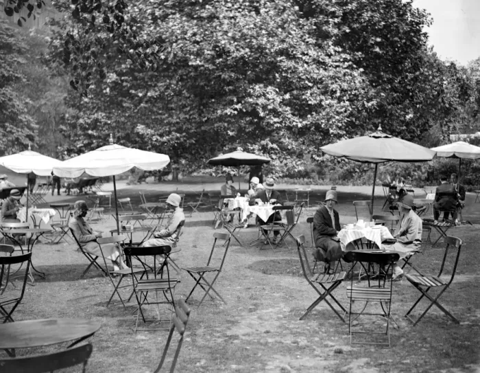 Framed Print : Open air meals in The Embankment Gardens. 15 August 1928 Framed Print : Open air meals in The Embankment Gardens. 15 August 1928