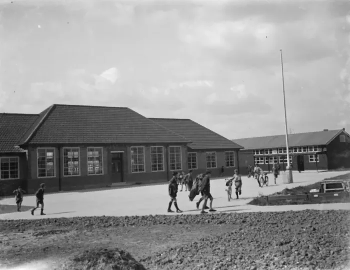 Framed Print : The opening of Blackfen Central School, Kent. External view of the school