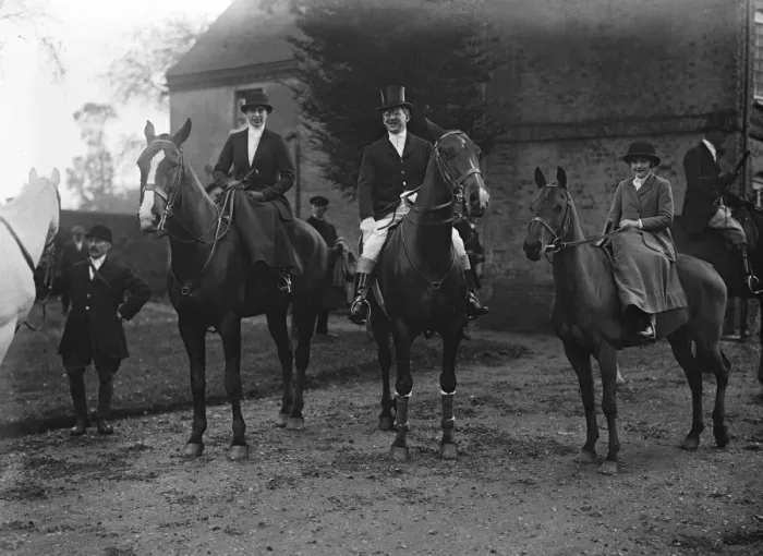Framed Print : Opening Meet of Whaddon chase at Cublington, Bucks. Mr and Mrs A de Rothschild
