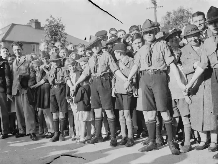 Framed Print : Opening of the Wardona Cinema in Swanscombe, Kent. Scouts link hands to try Framed Print : Opening of the Wardona Cinema in Swanscombe, Kent. Scouts link hands to try