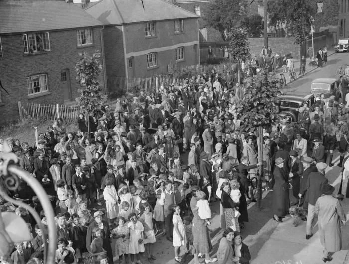 Framed Print : Opening of the Wardona Cinema in Swanscombe, Kent. The crowd ouside the cinema Framed Print : Opening of the Wardona Cinema in Swanscombe, Kent. The crowd ouside the cinema