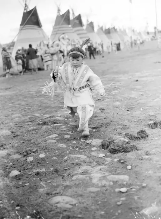 Framed Print : Original caption: A tiny Red Indian papoose runs to greet the King and Queen when Framed Print : Original caption: A tiny Red Indian papoose runs to greet the King and Queen when
