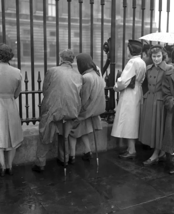 Framed Print : Outside Buckingham Palace this morning people seated on shooting sticks waited for Framed Print : Outside Buckingham Palace this morning people seated on shooting sticks waited for