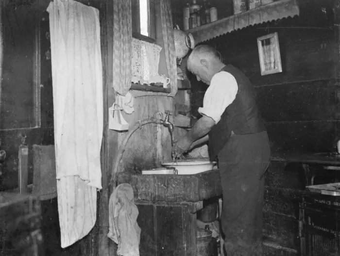Framed Print : The owner of a cottage in Chislehurst, Kent. 1939 Framed Print : The owner of a cottage in Chislehurst, Kent. 1939