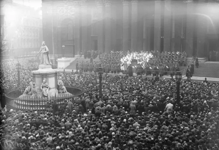 Framed Print : Panorama. Armistice Day. The scene outside St Pauls during the two minutes silence Framed Print : Panorama. Armistice Day. The scene outside St Pauls during the two minutes silence