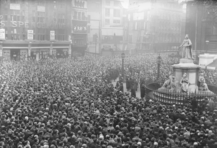 Framed Print : Panorama. Armistice Day. The scene outside St Pauls during the two minutes silence Framed Print : Panorama. Armistice Day. The scene outside St Pauls during the two minutes silence