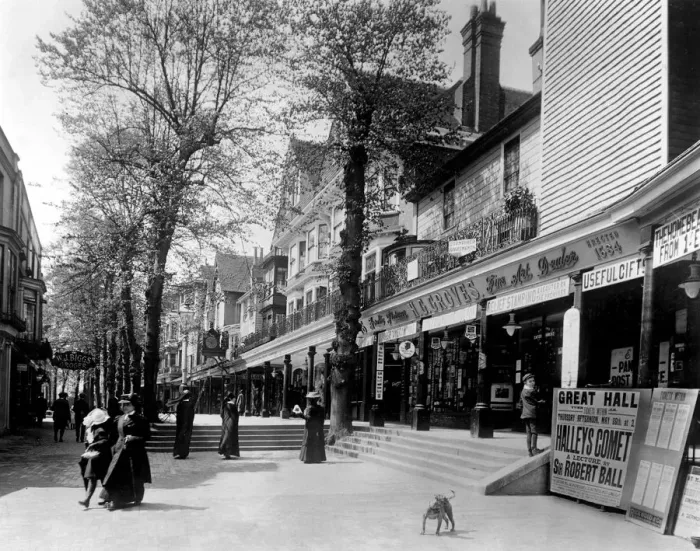 Framed Print : The Pantiles Including a sign advertising a lecture on Halleys Comet by Sir Robert