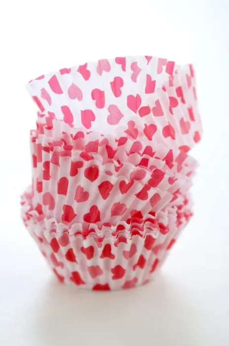 Framed Print : Paper cases for making muffins and fairy cakes - decorated with small red hearts credit Framed Print : Paper cases for making muffins and fairy cakes - decorated with small red hearts credit