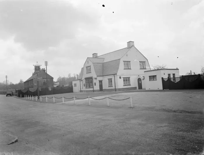 Framed Print : The Papermakers Arms pub in Hawley, Kent. 1939 Framed Print : The Papermakers Arms pub in Hawley, Kent. 1939