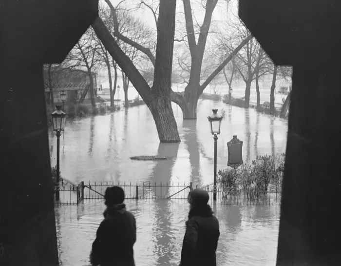 Framed Print : Paris Floods. A view taken through an Arcnway of the Pont Neuf showing the IIe Framed Print : Paris Floods. A view taken through an Arcnway of the Pont Neuf showing the IIe