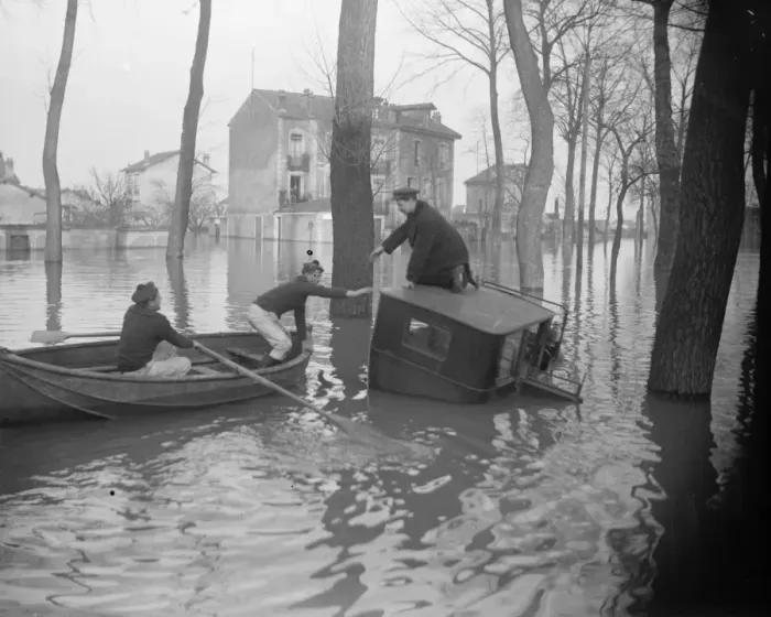 Framed Print : Paris and its suburbs under water. French Marines from Brest rescuing the occupants