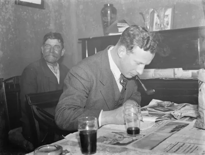 Framed Print : Paying in night at the Rat and Sparrow Club in Eynsford, Kent. Mr F Foreman