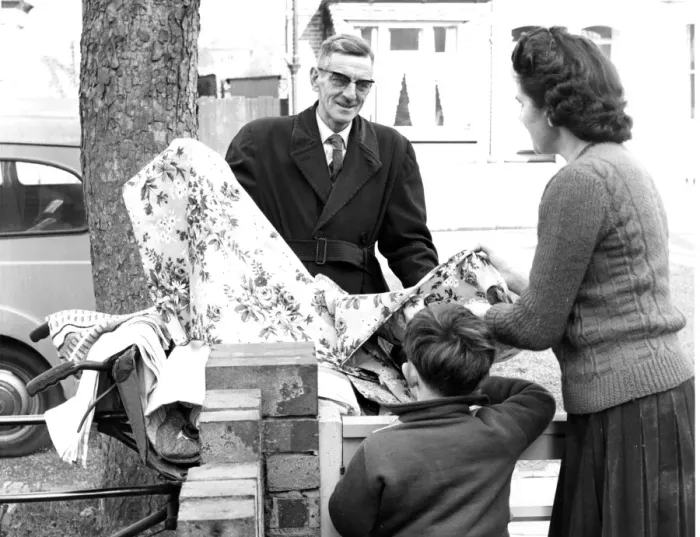 Framed Print : Pedlar John Otter (51) serving one of his customers in Gravesend -, Kent 23rd February Framed Print : Pedlar John Otter (51) serving one of his customers in Gravesend -, Kent 23rd February