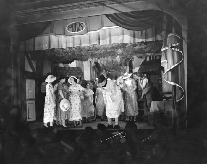 Framed Print : Petts Wood Operatic Society performing on stage. 1936 Framed Print : Petts Wood Operatic Society performing on stage. 1936