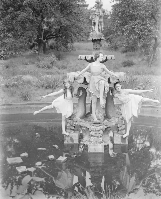 Framed Print : The poetry of motion, charming poses in beautiful Dulwich grounds. 8 June 1923 Framed Print : The poetry of motion, charming poses in beautiful Dulwich grounds. 8 June 1923
