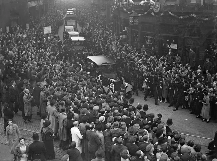 Framed Print : Police force way for Royal car in Hoxton. The day after their Coronation, the King Framed Print : Police force way for Royal car in Hoxton. The day after their Coronation, the King