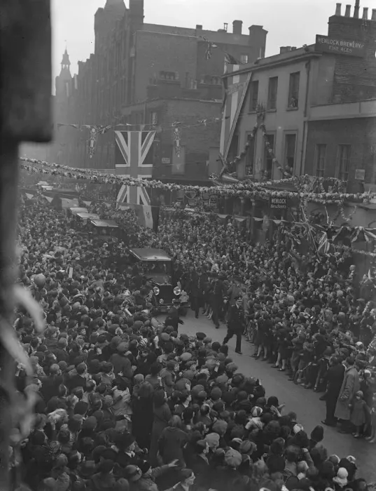 Framed Print : Police force way for Royal car in Hoxton. The day after their Coronation, the King Framed Print : Police force way for Royal car in Hoxton. The day after their Coronation, the King