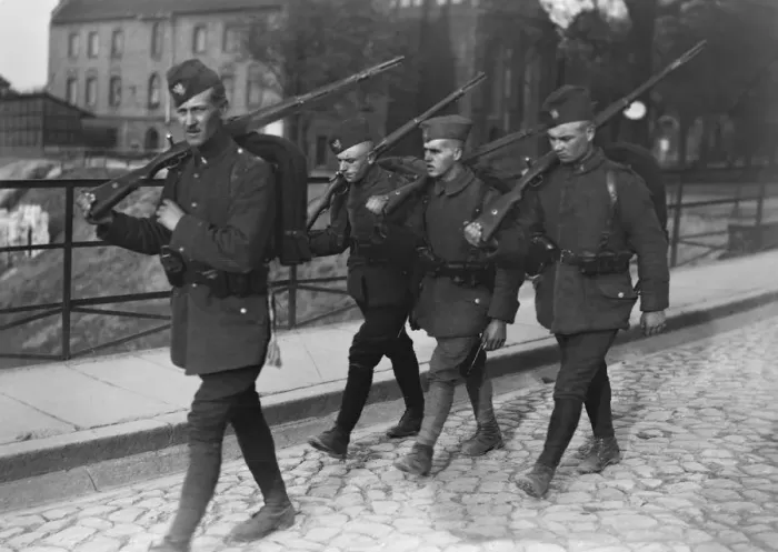 Framed Print : Polish soldiers going on guard in Posen. 24 October 1921 Framed Print : Polish soldiers going on guard in Posen. 24 October 1921
