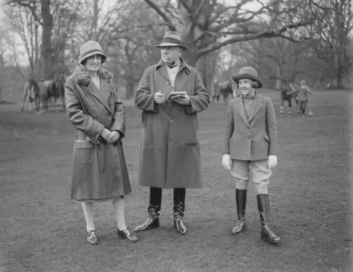Framed Print : Polo house party at Cowdray Park. Lord and Lady Cowdray with their youngest daughter Framed Print : Polo house party at Cowdray Park. Lord and Lady Cowdray with their youngest daughter