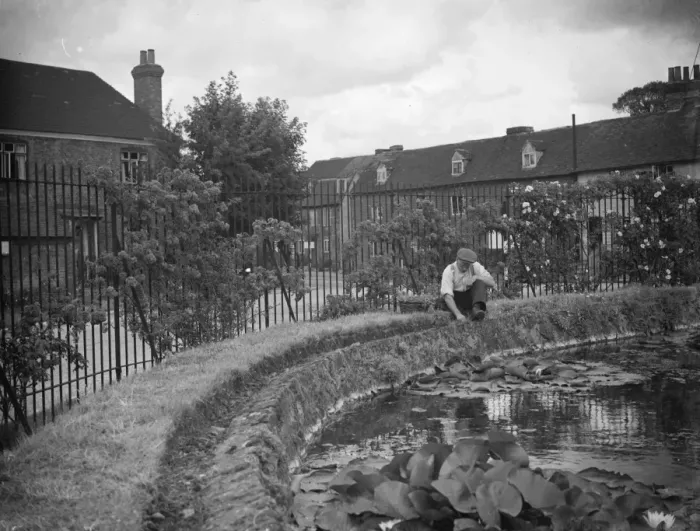 Framed Print : The pond roundabout in Otford. 1938 Framed Print : The pond roundabout in Otford. 1938