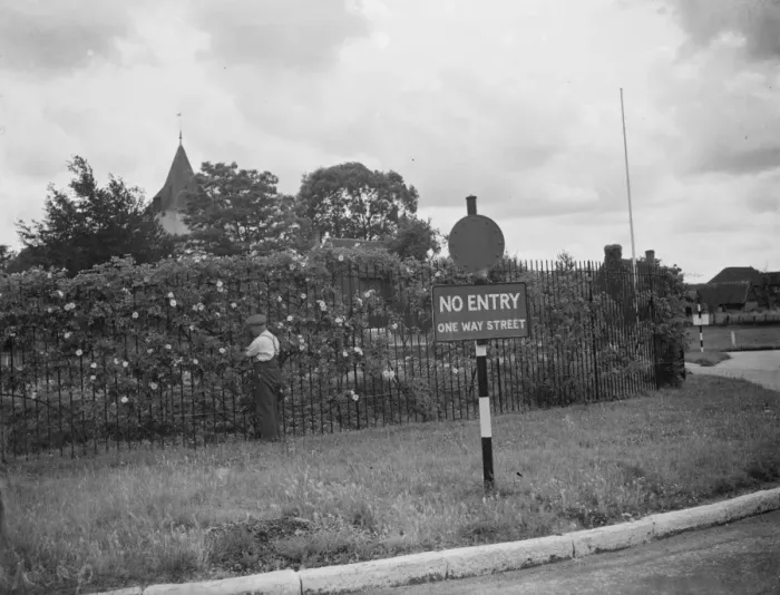 Framed Print : The pond roundabout in Otford. 1938 Framed Print : The pond roundabout in Otford. 1938