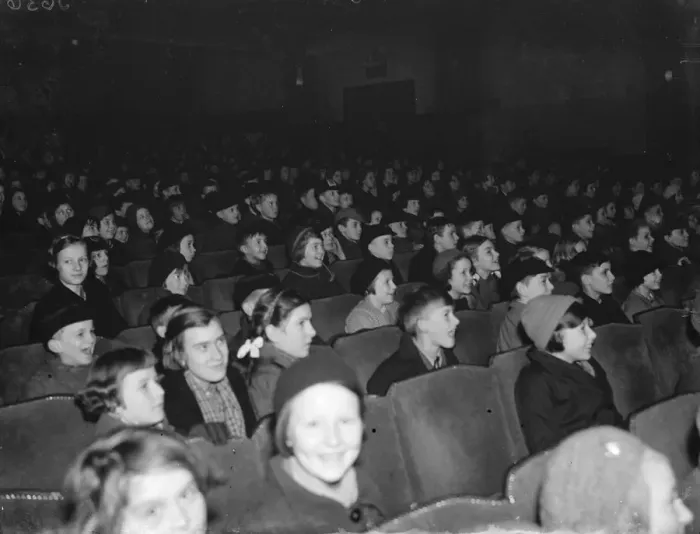 Framed Print : Poor Childrens film showing at Regal Cinema in Sidcup, Kent. 1936