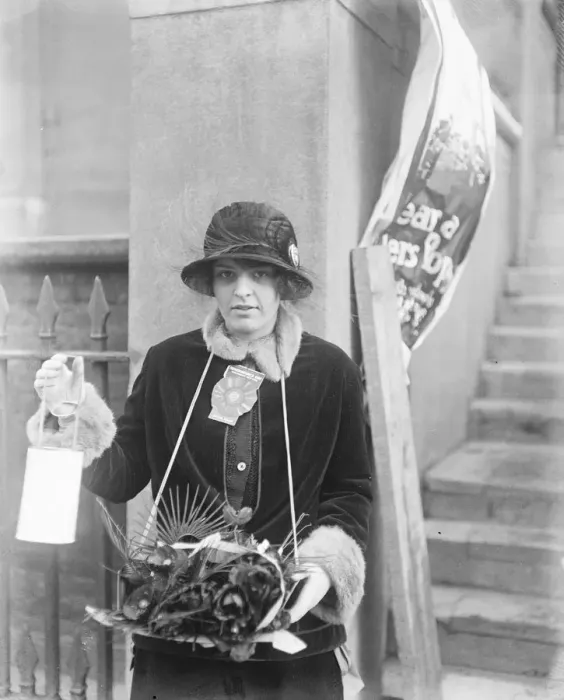 Framed Print : Poppies Day Lady Ursula Blackwood in the Mall selling poppies 10 November 1923 Framed Print : Poppies Day Lady Ursula Blackwood in the Mall selling poppies 10 November 1923