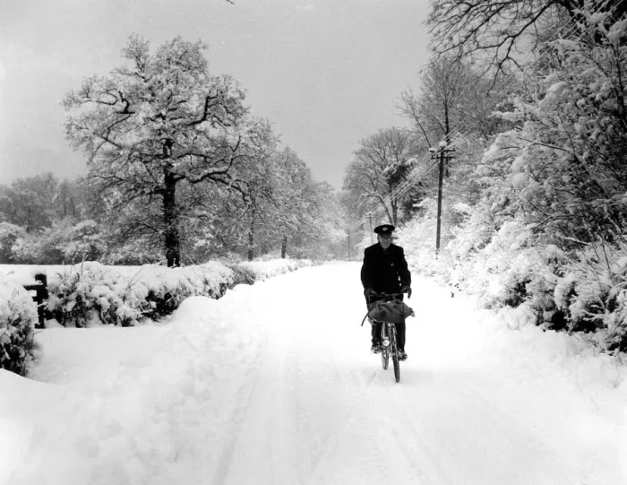 Framed Print : Postman at Bough Beech, Kent 28th December 1962 Framed Print : Postman at Bough Beech, Kent 28th December 1962