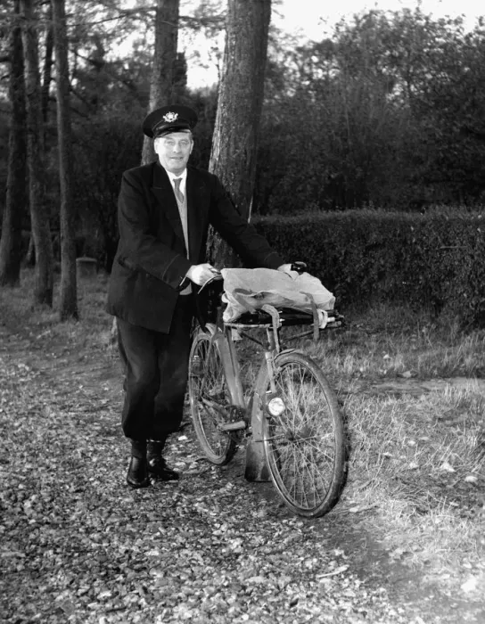Framed Print : Postman Frederick Smith is photographed making his last delivery on his final day Framed Print : Postman Frederick Smith is photographed making his last delivery on his final day