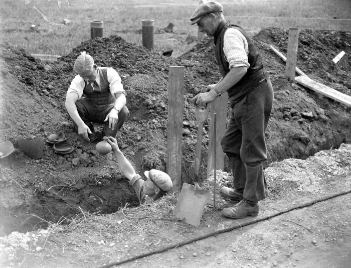 Framed Print : Pottery finds in Orpington, Kent. 1934 Framed Print : Pottery finds in Orpington, Kent. 1934