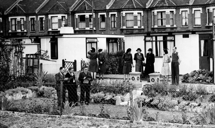 Framed Print : Prefab housing and gardens in Wandsworth, East London. 19th September 1947 Framed Print : Prefab housing and gardens in Wandsworth, East London. 19th September 1947