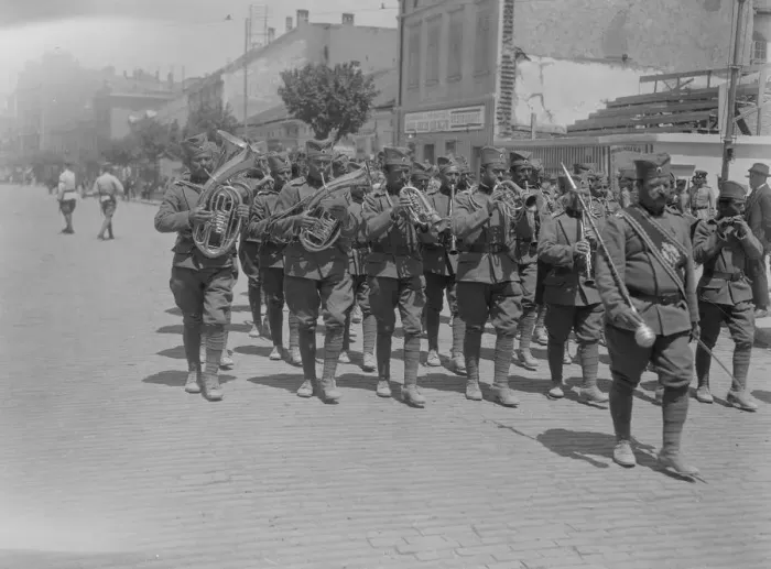 Framed Print : Preparing for the Royal Wedding at Belgrade. The Royal Guards Band marching through