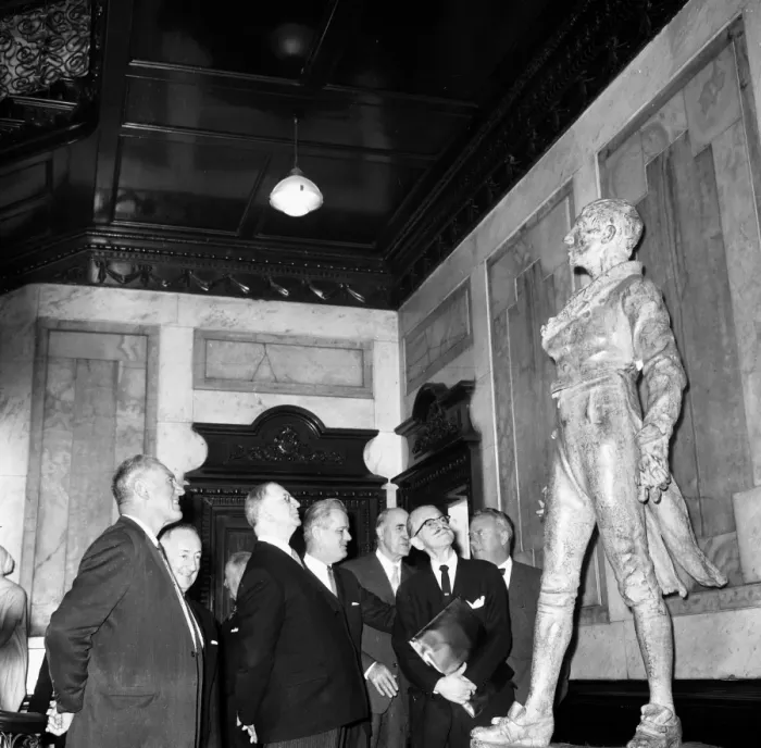 Framed Print : President Eamonn de Valera admires the seven foot bronze statue of Irish patriot Framed Print : President Eamonn de Valera admires the seven foot bronze statue of Irish patriot