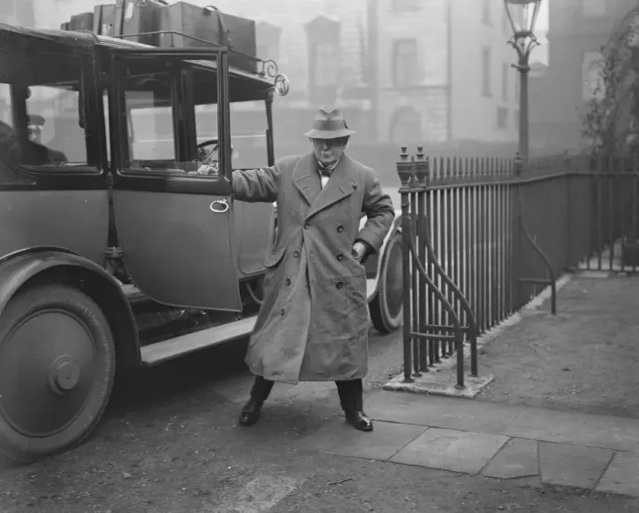Framed Print : Prime Minister David Lloyd George arriving back at 10, Downing street this afternoon Framed Print : Prime Minister David Lloyd George arriving back at 10, Downing street this afternoon