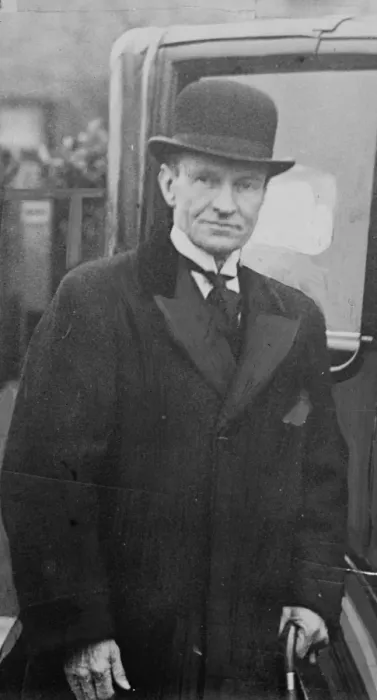 Framed Print : The Prime Minister in Edinburgh. During his visit to Edinburgh, Mr Ramsay MacDonald Framed Print : The Prime Minister in Edinburgh. During his visit to Edinburgh, Mr Ramsay MacDonald