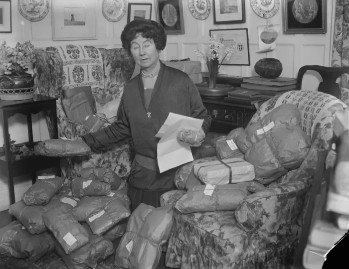 Framed Print : The Prime Ministers christmas gifts. Mrs Stanley Baldwin checking the christmas Framed Print : The Prime Ministers christmas gifts. Mrs Stanley Baldwin checking the christmas