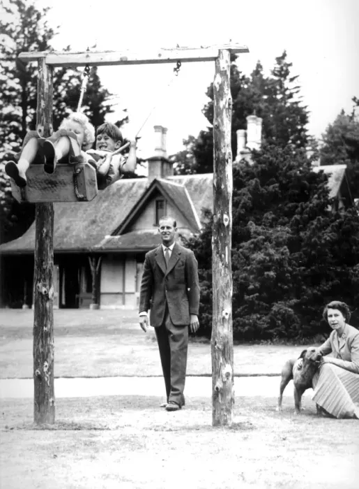 Framed Print : Prince Charles & Princess Anne chuckle delightedly on the swing at Balmoral Castle