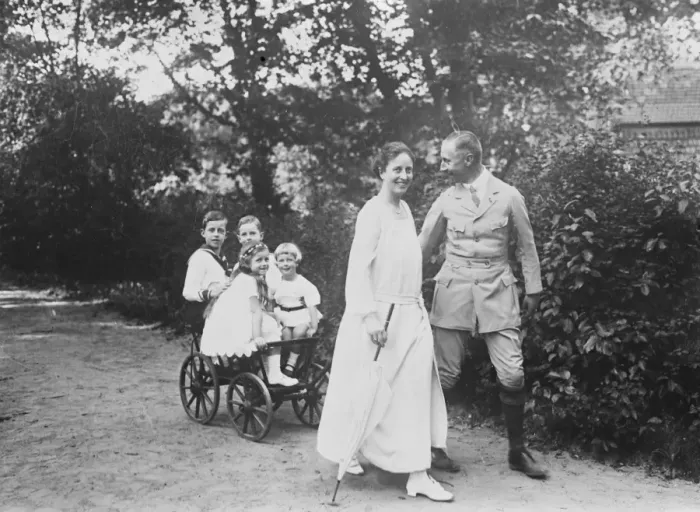Framed Print : Prince and Princesss Oscar of Prussia with their family. 17 July 1925 Framed Print : Prince and Princesss Oscar of Prussia with their family. 17 July 1925