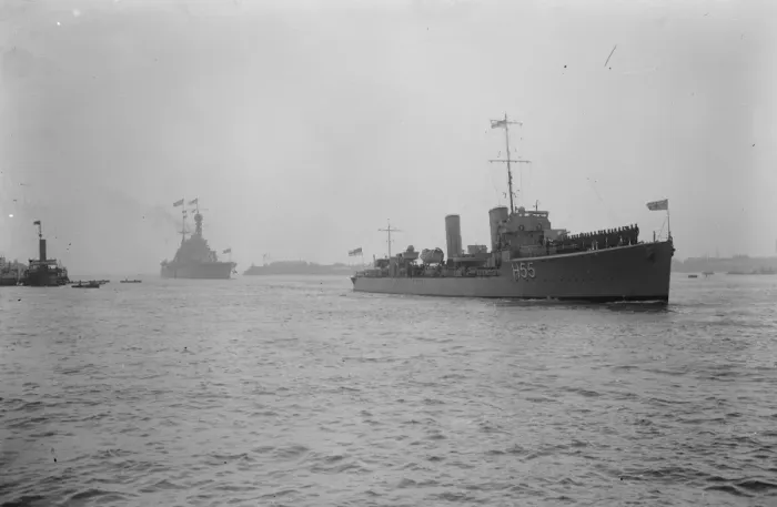 Framed Print : The Prince of Waless homecoming. HMS Repulse a Renown-class battlecruiser nearing Framed Print : The Prince of Waless homecoming. HMS Repulse a Renown-class battlecruiser nearing