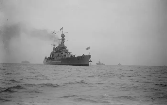 Framed Print : The Prince of Waless homecoming. HMS Repulse a Renown-class battlecruiser nearing