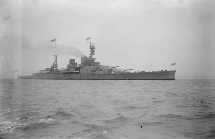 Framed Print : The Prince of Waless homecoming. HMS Repulse a Renown-class battlecruiser nearing Portsmouth