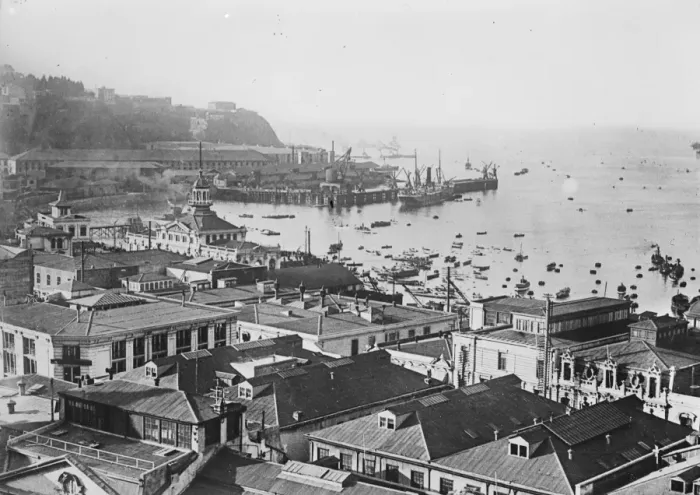 Framed Print : The Princes tour in Chile. Valparaiso, the City and harbour. 1 September 1925 Framed Print : The Princes tour in Chile. Valparaiso, the City and harbour. 1 September 1925