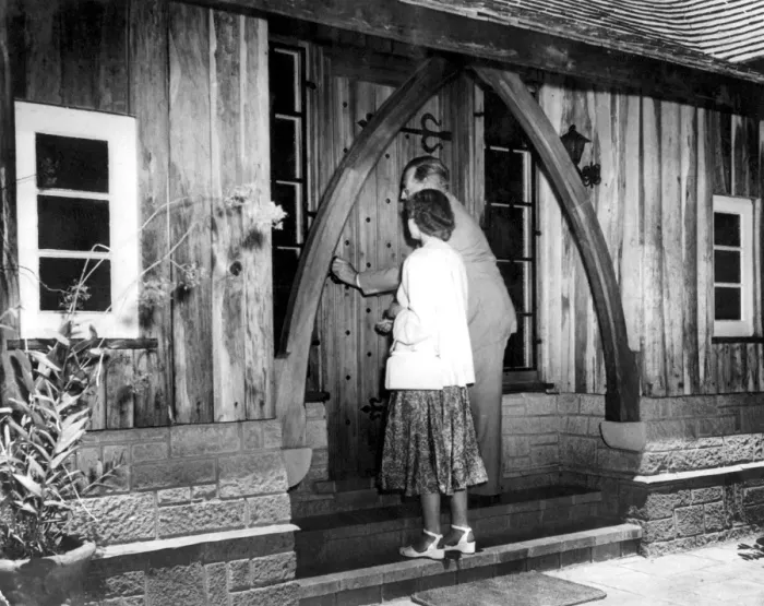 Framed Print : Princess Elizabeth opens the door of the Royal Lodge, Sagana-wedding present