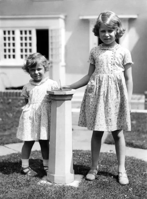 Framed Print : Princess Margaret and Princess Elizabeth outside the little house given to her Framed Print : Princess Margaret and Princess Elizabeth outside the little house given to her