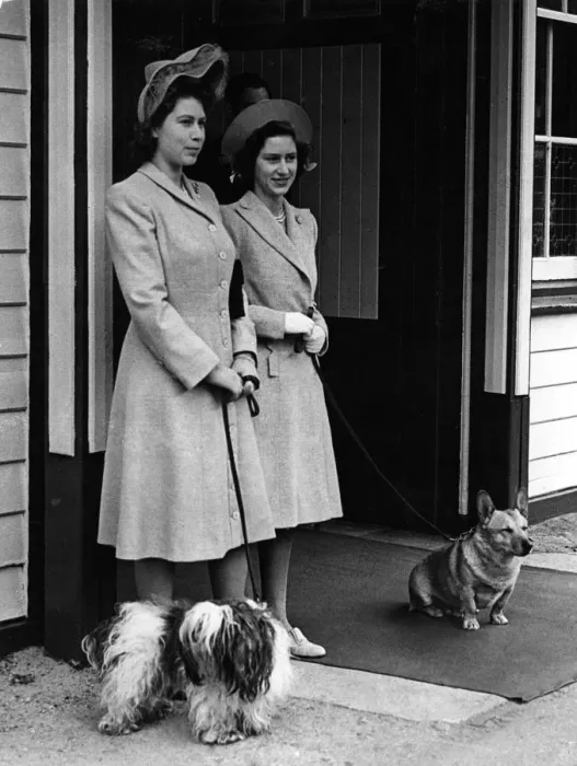 Framed Print : Princesses Elizabeth and Princess Margaret with their pet dogs at Ballater Station Framed Print : Princesses Elizabeth and Princess Margaret with their pet dogs at Ballater Station