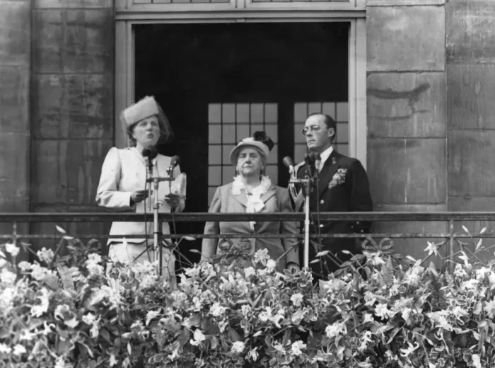 Framed Print : At a private ceremony in the Royal Palace at Amsterdam the 50 year old Wilhelmina Framed Print : At a private ceremony in the Royal Palace at Amsterdam the 50 year old Wilhelmina