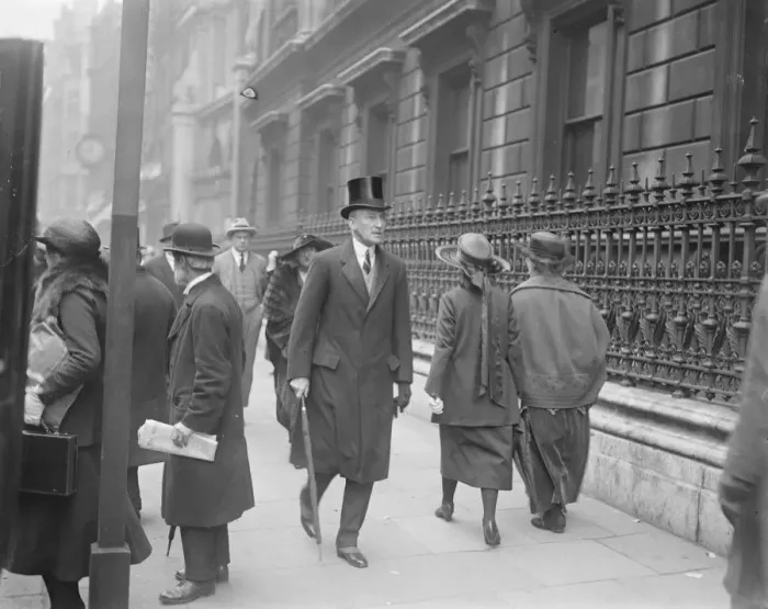Framed Print : Private view day at the Royal Academy. Lord Horns leaving. 28 April 1922 Framed Print : Private view day at the Royal Academy. Lord Horns leaving. 28 April 1922