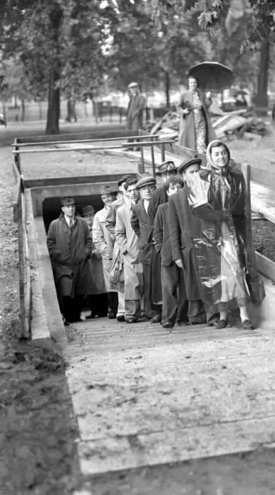 Framed Print : The public inspect the four miles of A. R. P. Galleries beneath Hyde Park, St James Park Framed Print : The public inspect the four miles of A. R. P. Galleries beneath Hyde Park, St James Park