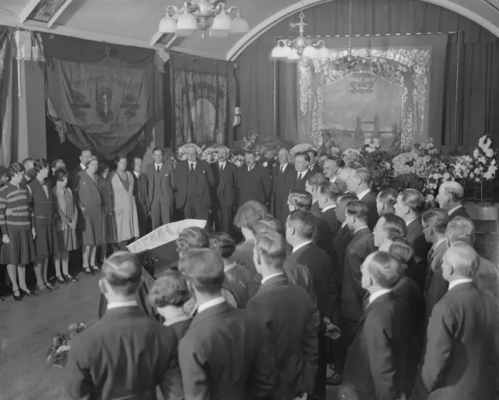Framed Print : The public lying in state of Mr Harry Gosling at Transport house Westminster 29 Framed Print : The public lying in state of Mr Harry Gosling at Transport house Westminster 29