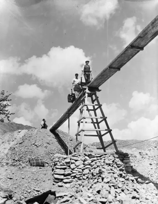 Framed Print : Quarrying Kentish ragstone in Tovil, Kent. 1936